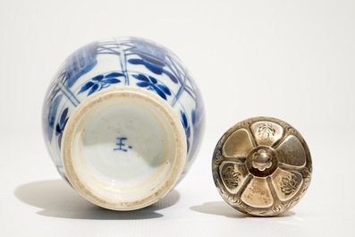 Une bo&icirc;te &agrave; th&eacute; en porcelaine de Chine bleu et blanc &agrave; monture en argent, Kangxi