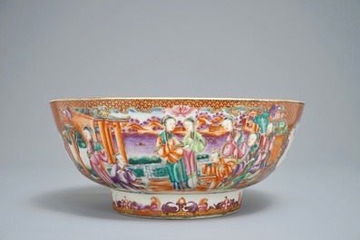 Een Chinese famille rose kom met mandarijns decor, Qianlong