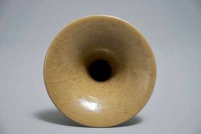 Un vase de forme gu en porcelaine de Chine de Longquan, Song ou apr&egrave;s