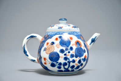 Une th&eacute;i&egrave;re de type cadogan en porcelaine de Chine de style Imari, Kangxi