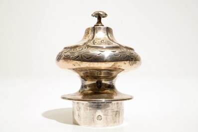 Une bo&icirc;te &agrave; th&eacute; en porcelaine de Chine bleu et blanc &agrave; monture en argent, Kangxi