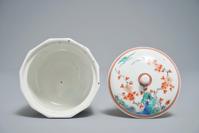 Een Japanse Kakiemon suikerpot met deksel, Edo, 17/18e eeuw