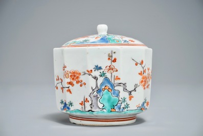 Een Japanse Kakiemon suikerpot met deksel, Edo, 17/18e eeuw