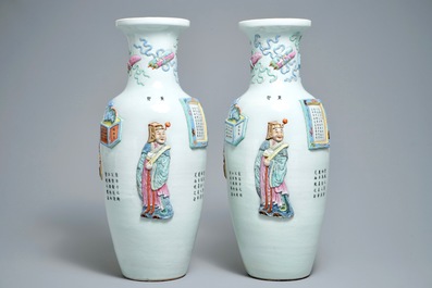 Een paar Chinese famille rose vazen met Wu Shuang Pu reli&euml;fdecor, Qianlong merk, 19e eeuw