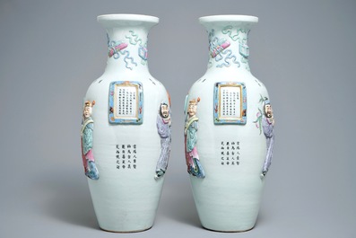 Een paar Chinese famille rose vazen met Wu Shuang Pu reli&euml;fdecor, Qianlong merk, 19e eeuw