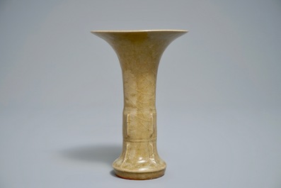 Un vase de forme gu en porcelaine de Chine de Longquan, Song ou apr&egrave;s