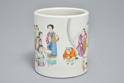 A fine Chinese famille rose brush pot, 19/20th C.