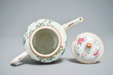 Une th&eacute;i&egrave;re en porcelaine de Chine famille rose &agrave; d&eacute;cor d'une femme et un gar&ccedil;on, Qianlong