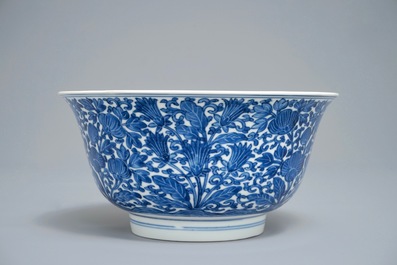Een Chinese blauwwitte kom met floraal decor, Kangxi merk en periode