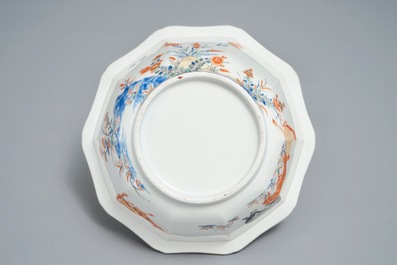 Un bol d&eacute;cagonal en porcelaine Kakiemon de Japon figurant des chevaux, Edo, 17&egrave;me