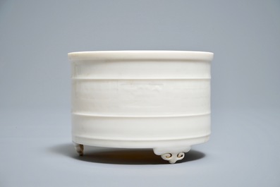 A Chinese cylindrical blanc de Chine Dehua censer on ruyi feet, 19/20th C.