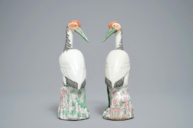 Een paar Chinese famille rose modellen van kraanvogels, Qianlong
