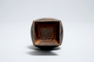 Un vase en bronze partiellement dor&eacute; &agrave; d&eacute;cor floral, Chine, 17/18&egrave;me