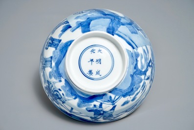 Un bol en porcelaine de Chine bleu et blanc &agrave; d&eacute;cor autour, Kangxi