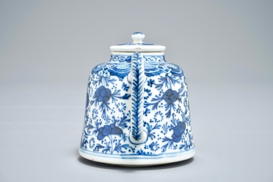 A Chinese blue and white teapot with floral design, Qianlong/Jiaqing