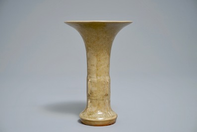 Un vase de forme gu en porcelaine de Chine de Longquan, Song ou apr&egrave;s