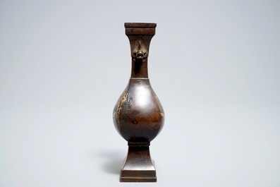 Un vase en bronze partiellement dor&eacute; &agrave; d&eacute;cor floral, Chine, 17/18&egrave;me