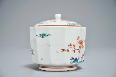 Een Japanse Kakiemon suikerpot met deksel, Edo, 17/18e eeuw
