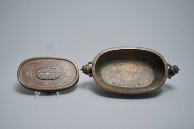 Een Chinese met zilver ingelegde bronzen jardini&egrave;re op voet, 19e eeuw