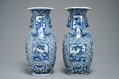 Une paire de vases en porcelaine de Chine bleu et blanc, 19&egrave;me