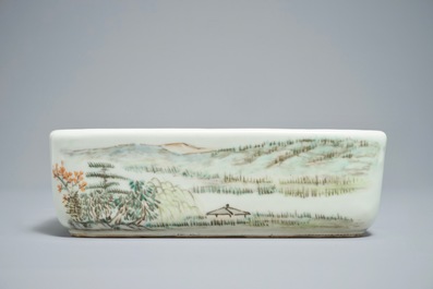 A rectangular Chinese qianjiang cai jardini&egrave;re, 19/20th C.