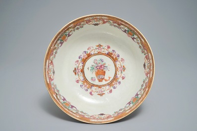Een Chinese famille rose kom met mandarijns decor, Qianlong