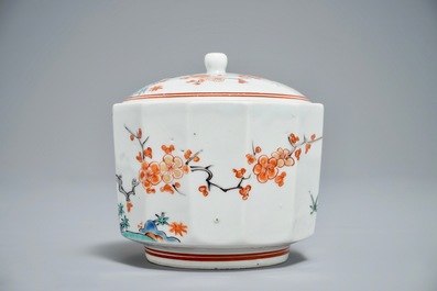 Een Japanse Kakiemon suikerpot met deksel, Edo, 17/18e eeuw
