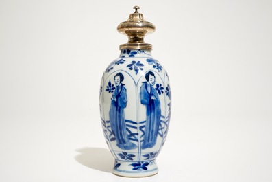Une bo&icirc;te &agrave; th&eacute; en porcelaine de Chine bleu et blanc &agrave; monture en argent, Kangxi