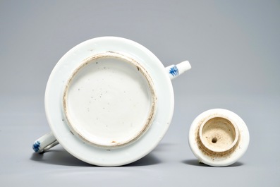 A Chinese blue and white teapot with floral design, Qianlong/Jiaqing