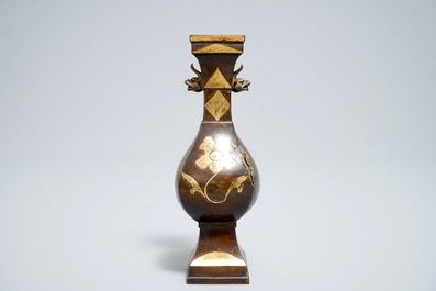 Un vase en bronze partiellement dor&eacute; &agrave; d&eacute;cor floral, Chine, 17/18&egrave;me