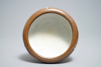 Un br&ucirc;le-parfum tripod &agrave; fond brun monochrome en porcelaine de Chine, marque de Chenghua, Ming