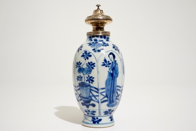 Une bo&icirc;te &agrave; th&eacute; en porcelaine de Chine bleu et blanc &agrave; monture en argent, Kangxi