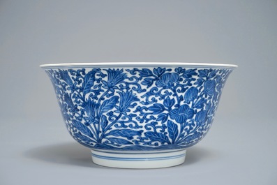 Een Chinese blauwwitte kom met floraal decor, Kangxi merk en periode