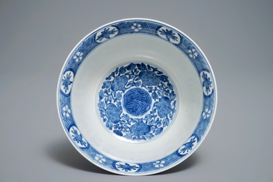 Een Chinese blauwwitte kom met floraal decor, Kangxi merk en periode