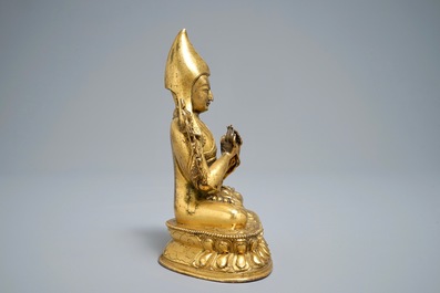 A Sino-Tibetan gilt bronze figure of Tsongkhapa, 17/18th C.