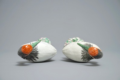 Een paar Chinese famille rose modellen van kraanvogels, Qianlong