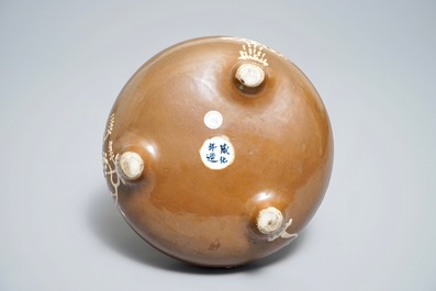 Un br&ucirc;le-parfum tripod &agrave; fond brun monochrome en porcelaine de Chine, marque de Chenghua, Ming