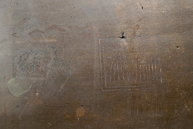 Een Chinese met zilver ingelegde bronzen jardini&egrave;re op voet, 19e eeuw