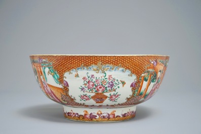 Een Chinese famille rose kom met mandarijns decor, Qianlong