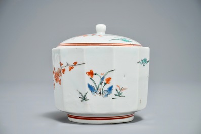 Een Japanse Kakiemon suikerpot met deksel, Edo, 17/18e eeuw