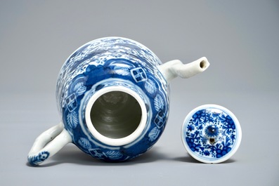 A Chinese blue and white teapot with floral design, Qianlong/Jiaqing