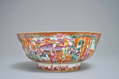 Een Chinese famille rose kom met mandarijns decor, Qianlong