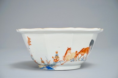 Un bol d&eacute;cagonal en porcelaine Kakiemon de Japon figurant des chevaux, Edo, 17&egrave;me