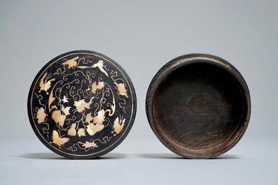 Une bo&icirc;te ronde en bois incrust&eacute; de nacre, Royaume de Ryukyu, Japon, 18/19&egrave;me