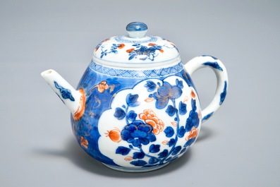Une th&eacute;i&egrave;re de type cadogan en porcelaine de Chine de style Imari, Kangxi