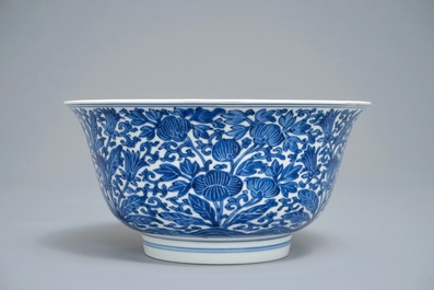 Een Chinese blauwwitte kom met floraal decor, Kangxi merk en periode