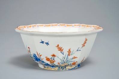 Un bol d&eacute;cagonal en porcelaine Kakiemon de Japon figurant des chevaux, Edo, 17&egrave;me