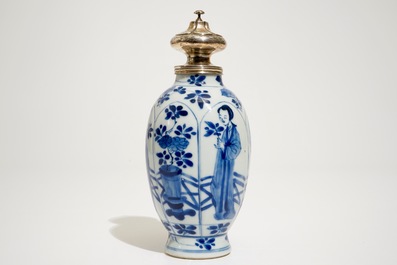 Une bo&icirc;te &agrave; th&eacute; en porcelaine de Chine bleu et blanc &agrave; monture en argent, Kangxi