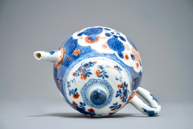 Une th&eacute;i&egrave;re de type cadogan en porcelaine de Chine de style Imari, Kangxi