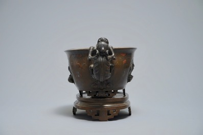 Een Chinese met zilver ingelegde bronzen jardini&egrave;re op voet, 19e eeuw